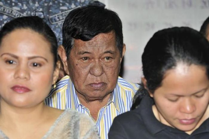 Former governor dies while on trial for Philippine journalist massacre