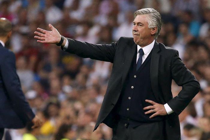 Real Madrid's coach Carlo Ancelotti gestures during their Spanish first division soccer match against Valencia at Santiago Bernabeu stadium in Madrid, Spain, May 9, 2015.  REUTERS/Paul Hanna