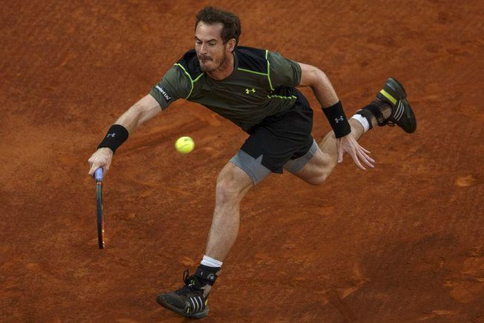 Britain's Andy Murray returns a forehand to Canada's Milos Raonic during their quarterfinal match at the Madrid Open tennis tournament in Madrid, Spain, May 8, 2015. REUTERS/Sergio Perez