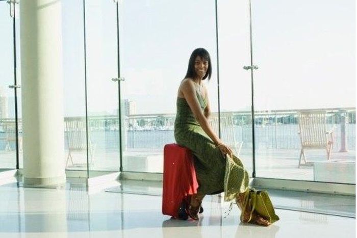 ___4022614___https:______static.pulse.com.gh___webservice___escenic___binary___4022614___2015___7___29___11___black-woman-with-luggage1