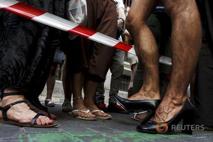 Men don stilettos, platforms for Madrid Gay Pride high heel race