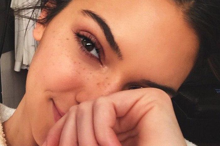 Kendall Jenner shows off her freckles