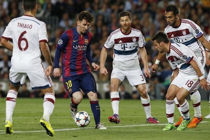 Barcelona's Lionel Messi in action with Bayern Munich's Thiago, Xabi Alonso, Juan Bernat and Mehdi Benatia. Reuters / Gustau Nacarino