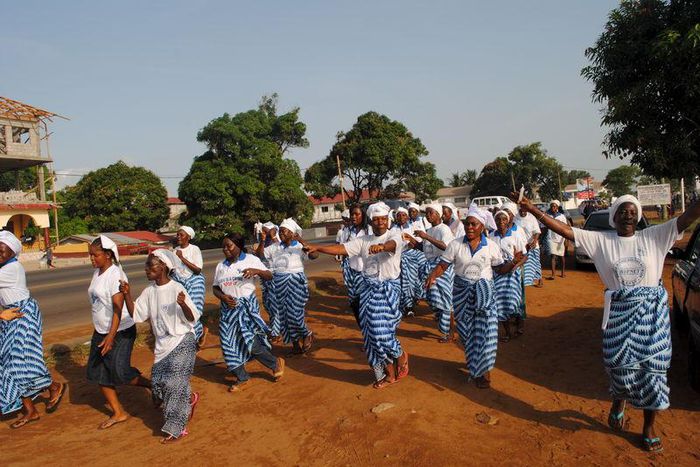 Women from a evangelical Christian community locally referred to as "prayer warriors" celebrate after the WHO declared the country Ebola-free in Monrovia, Liberia, May 9, 2015. REUTERS/James Giahyue