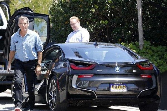 007 star, Pierce Brosnan acepting his newly purchased BMW