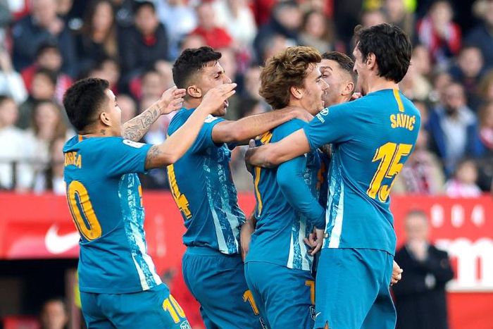 Antoine Griezmann crashed home a free-kick to keep Atletico Madrid second in La Liga