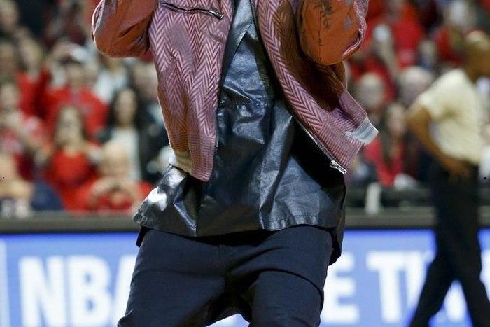 Kanye West shines his gold Apple watch in Chicago