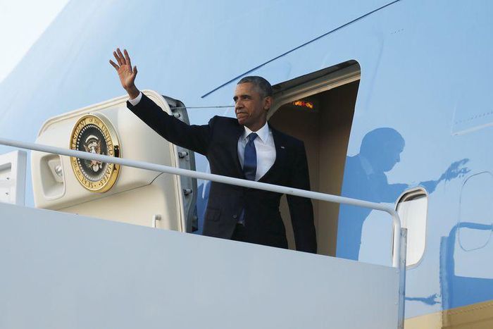 U.S. President Barack Obama waves as he boards Air Force One for travel to Kenya and Ethiopia from Joint Base Andrews, Maryland July 23, 2015 REUTERS/Jonathan Ernst
