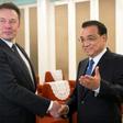 Tesla CEO Elon Musk (L) was offered a Chinese 'green card' by Premier Li Keqiang