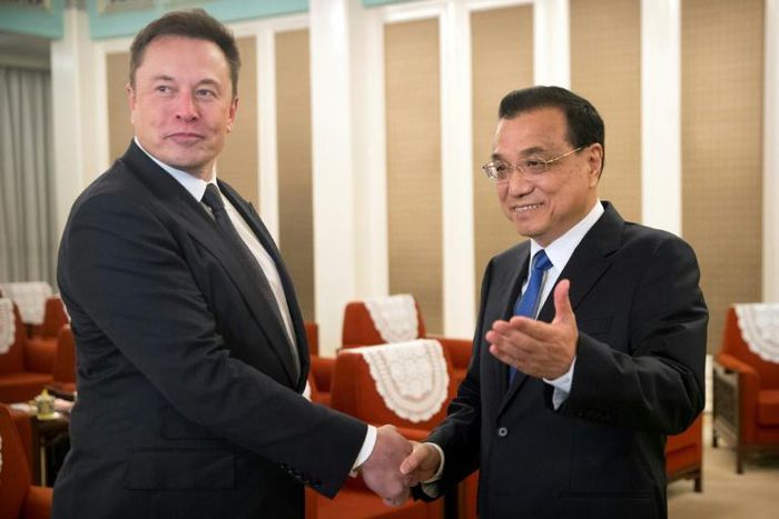 Tesla CEO Elon Musk (L) was offered a Chinese 'green card' by Premier Li Keqiang