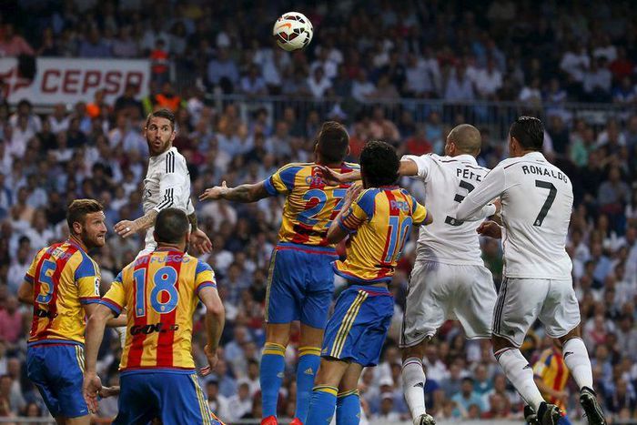 Real Madrid's Pepe heads the ball to score a goal against Valencia during their Spanish first division soccer match at Santiago Bernabeu stadium in Madrid, Spain, May 9, 2015.  REUTERS/Paul Hanna