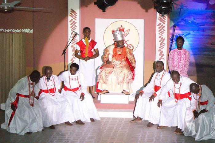 Ejike Asiegbu playing the role of Olu Akengbuwa addressing his chiefs