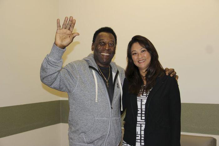 Brazilian soccer legend Pele (L) waves with his wife Marcia Cibele Aoki at the Albert Einstein Hospital in Sao Paulo in this May 9, 2015 handout photograph from his family, courtesy of the hospital.  REUTERS/Picture courtesy of family/Handout via Reute...
