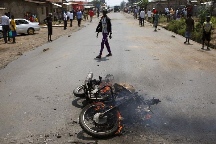 A motorbike, which was burnt by protesters who are against President Pierre Nkurunziza's decision to run for a third term, is seen along a street in Bujumbura, Burundi, May 30, 2015. REUTERS/Goran Tomasevic