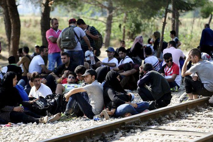 Migrants wait on the Greek side of the border to enter Macedonia near Gevgelija, Macedonia, en route to northern Europe, July 20, 2015.    REUTERS/Ognen Teofilovski
