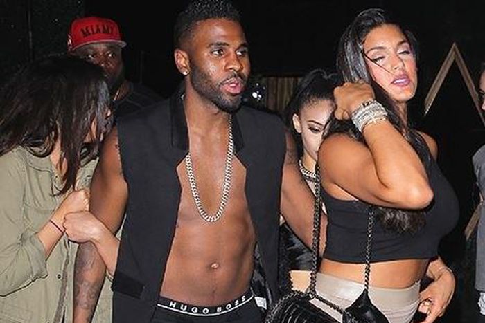 Jason Derulo leaves Hollywood club with two 'groupies' ?