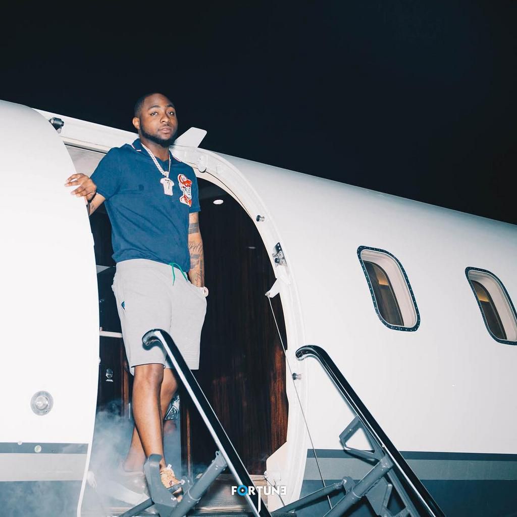 Davido admires the prudent display of a fan who received N1 million from him after his City of Davido concert in December 2018.