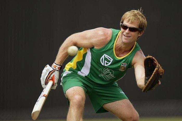 Jonty Rhodes trains near Port of Spain, March 4, 2007. REUTERS/Mike Hutchings