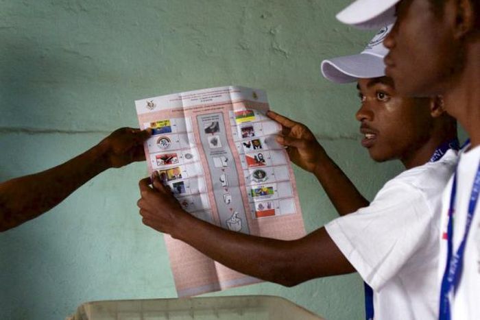 Burundi counts votes as thousands flee political crisis