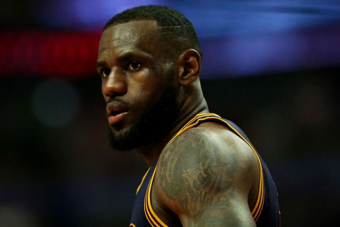 ___3761315___https:______static.pulse.com.gh___webservice___escenic___binary___3761315___2015___5___15___20___lebronjames-cropped_180tshxb4p1mi1k0ulrwad7ofs