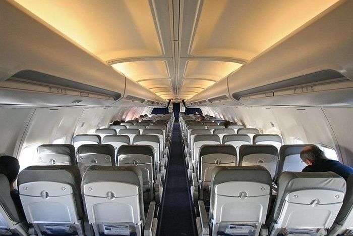 ___4078232___https:______static.pulse.com.gh___webservice___escenic___binary___4078232___2015___8___17___14___Lufthansa_737_interior