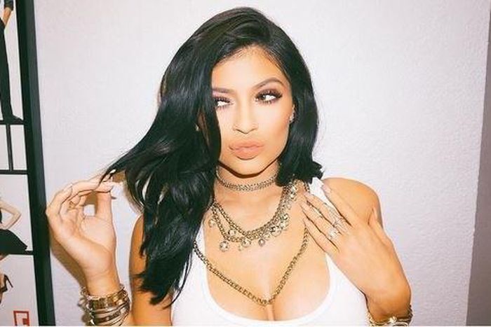 Kylie Jenner shows off mystery diamond ring