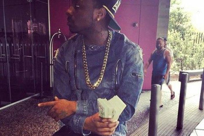Davido flashing two wads of $100 bills at the Palms Casino Hotel in Las Vegas ahead of the boxing match