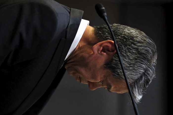 Toshiba Corp President and Chief Executive Officer Hisao Tanaka bows deeply as the start of news conference on panel to examine accounting issues in Tokyo May 15, 2015.