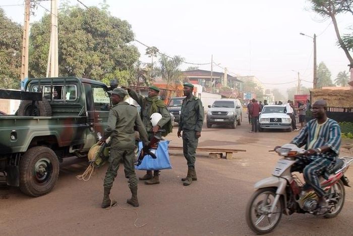 Soldiers gesture in front of La Terrasse restaurant where militants killed five people, including a French citizen and a Belgian citizen, in a gun attack in Bamako March 7, 2015.   REUTERS/Adama Diarra