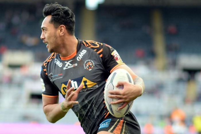 Castleford Tigers beat Leeds Rhinos in Super League