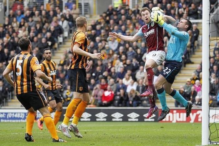 Hull City v Burnley - Barclays Premier League - The Kingston Communications Stadium - 9/5/15
Steve Harper of Hull City in action with Ashley Barnes of Burnley. Reuters/John Clifton