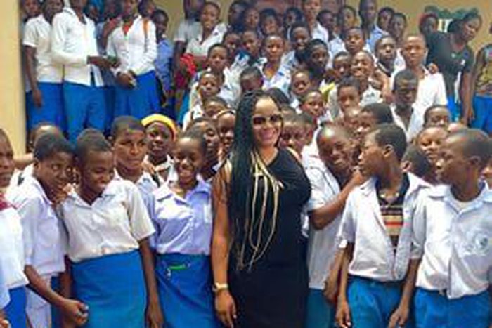 Uche Ogbodo visits students of a school in Enugu.