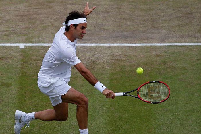 Roger Federer beats Gilles Simon to reach Wimbledon semi-finals
