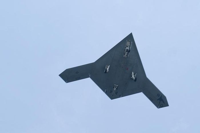 An X-47B pilot-less drone combat aircraft flies over the deck of the USS George H.W. Bush aircraft carrier in the Atlantic Ocean off the coast of Norfolk, Virginia, July 10, 2013. REUTERS/Rich-Joseph Facun