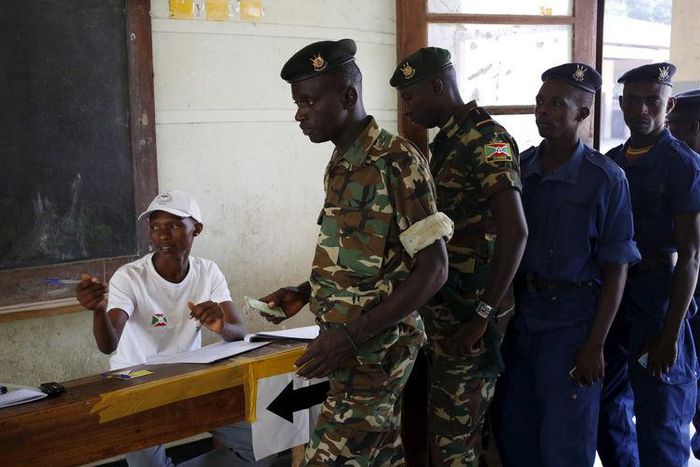 Police and soldiers wait to cast their ballots at a voting station in Burundi's capital Bujumbura during the country's presidential elections, July 21, 2015.    REUTERS/Mike Hutchings