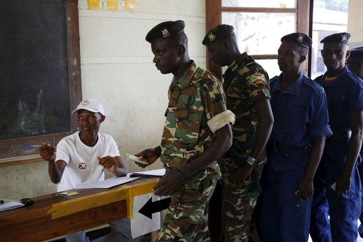 Police and soldiers wait to cast their ballots at a voting station in Burundi's capital Bujumbura during the country's presidential elections, July 21, 2015.    REUTERS/Mike Hutchings