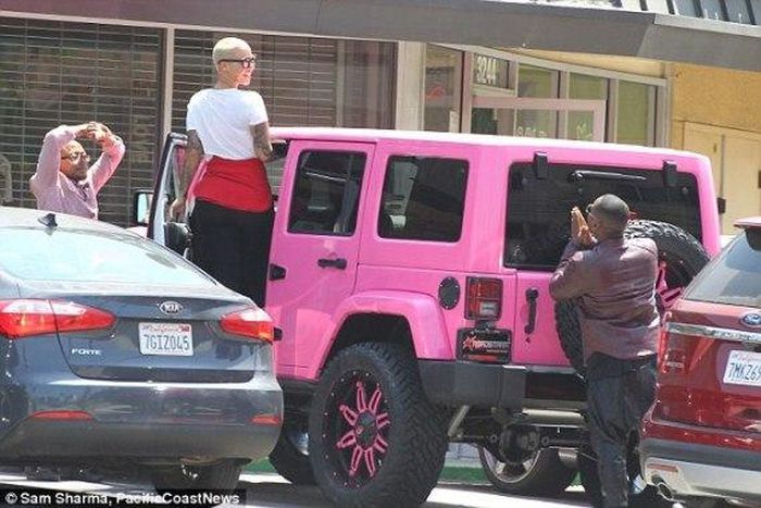 Amber Rose posing by her pink jeep