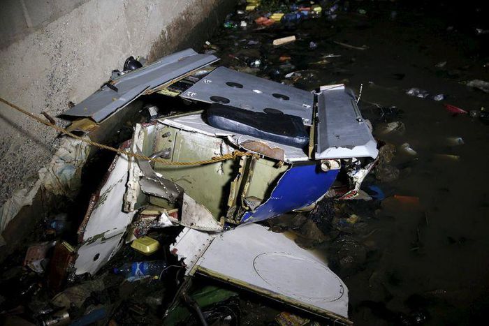 Debris of an helicopter is washed ashore Lagos Lagoon after it crashed into the lagoon in Oworonsoki district in Lagos, August 12, 2015.   REUTERS/Akintunde Akinleye