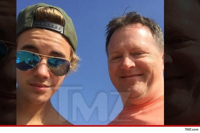 Justin Bieber takes a selfie with stranger