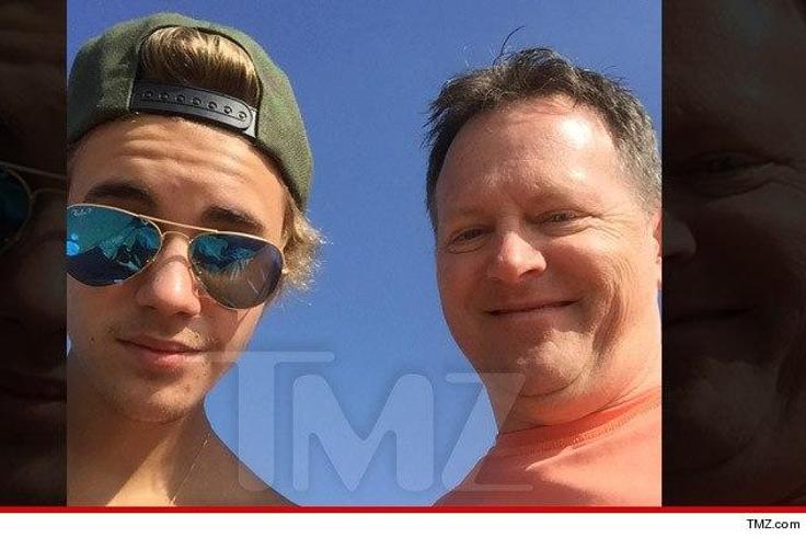 Justin Bieber takes a selfie with stranger