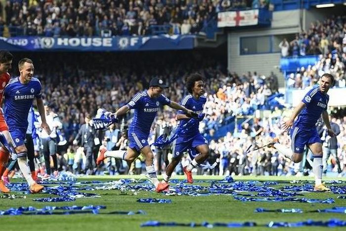 Chelsea's Thibaut Courtois, John Terry, Eden Hazard, Willian and Branislav Ivanovic celebrate after winning the Barclays Premier League. Reuters / Dylan Martinez