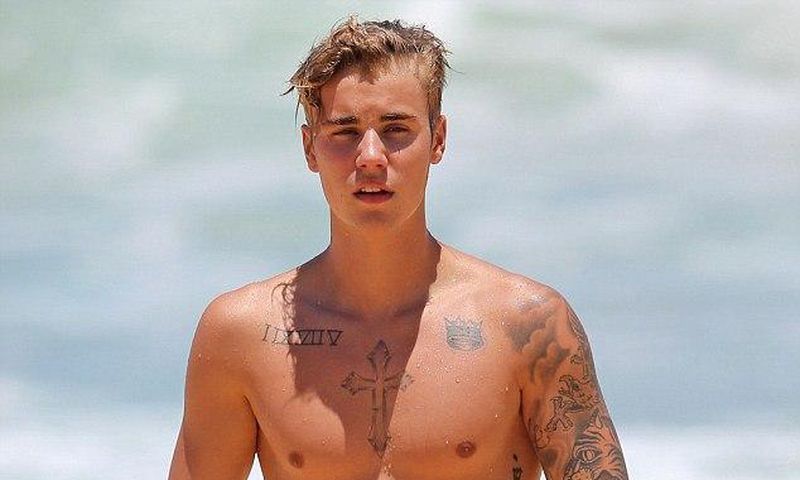 Justin Bieber flaunts it all in Hawaii