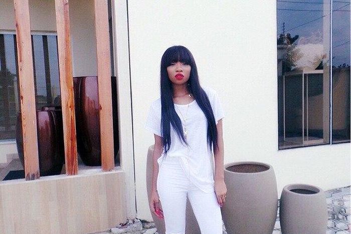 Mocheddah wears bold red lips