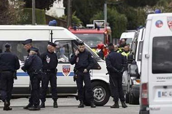 Armed robbers hold 10 hostage in Paris suburb store -media