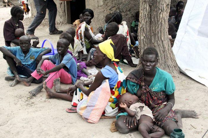 Residents displaced due to the recent fighting between government and rebel forces in the Upper Nile capital Malakal wait at a World Food Program (WFP) outpost where thousands have taken shelter in Kuernyang Payam, South Sudan May 2, 2015. REUTERS/Deni...