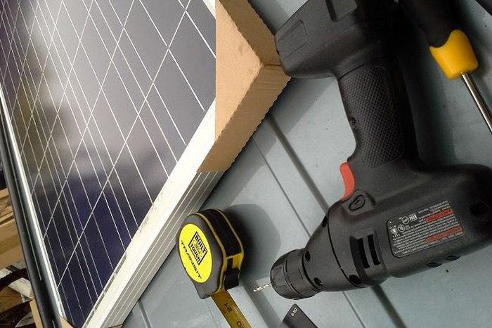 Solar pirates create own jobs with laptop, solar panel