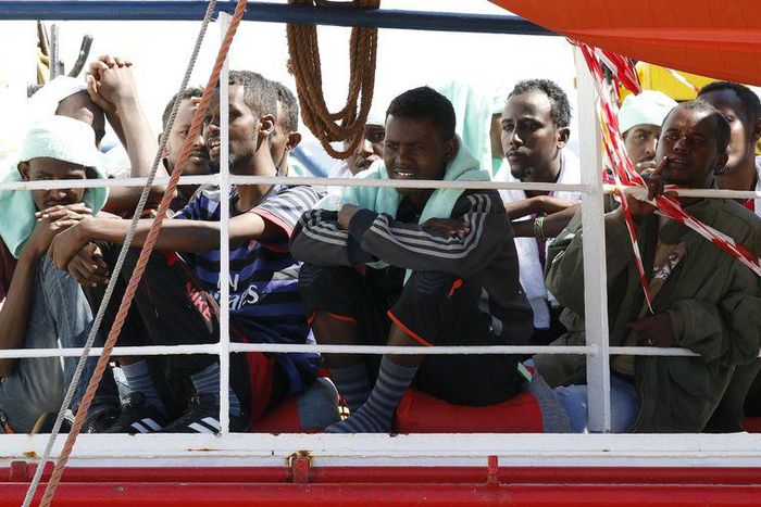 Migrants wait to disembark from the Panamanian ship Dignity 1 in the Sicilian harbour of Pozzallo, Italy, June 23, 2015. REUTERS/Antonio Parrinello