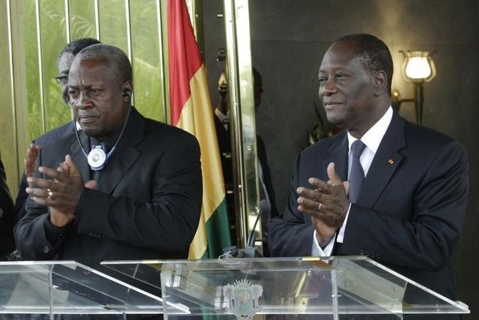 Ghana's President John Dramani Mahama (L) claps alongside his Ivorian counterpart Alassane Ouattara during his visit at the presidential palace in Abidjan September 5, 2012. REUTERS/Thierry Gouegnon