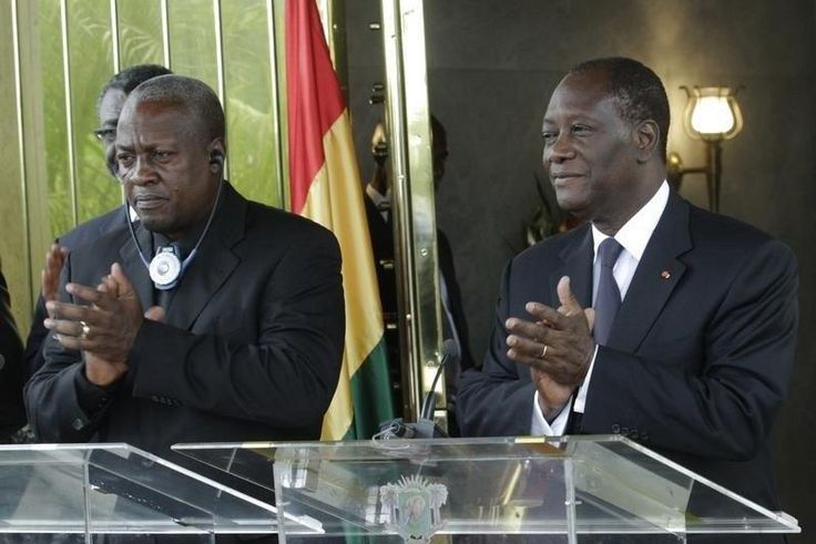 Ghana's President John Dramani Mahama (L) claps alongside his Ivorian counterpart Alassane Ouattara during his visit at the presidential palace in Abidjan September 5, 2012. REUTERS/Thierry Gouegnon