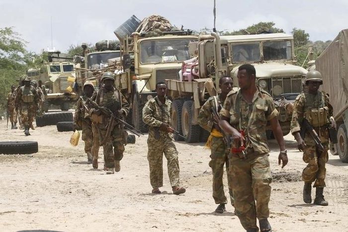 Somalia's army soldiers make their way to the town of Barawe during the second phase of Operation Indian Ocean October 5, 2014. REUTERS/Feisal Omar